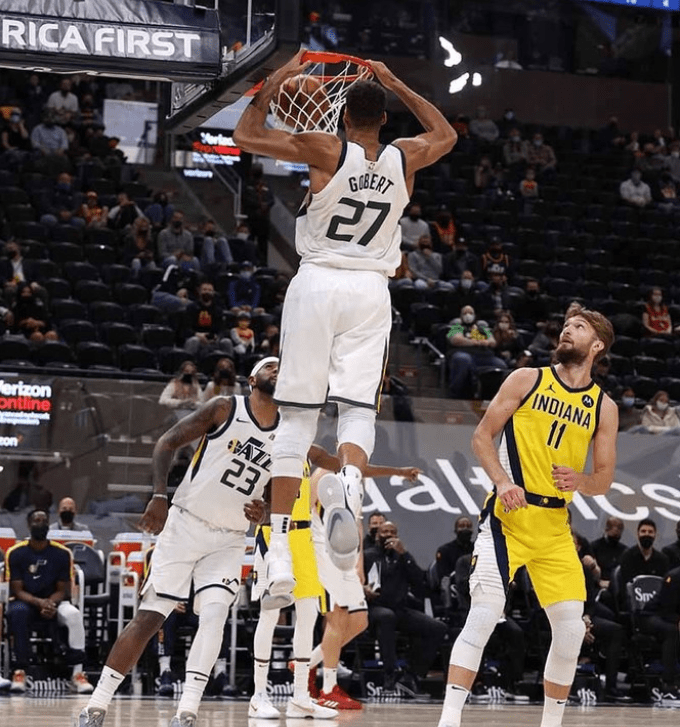 天津队逆转青岛队，米切尔惊艳四座