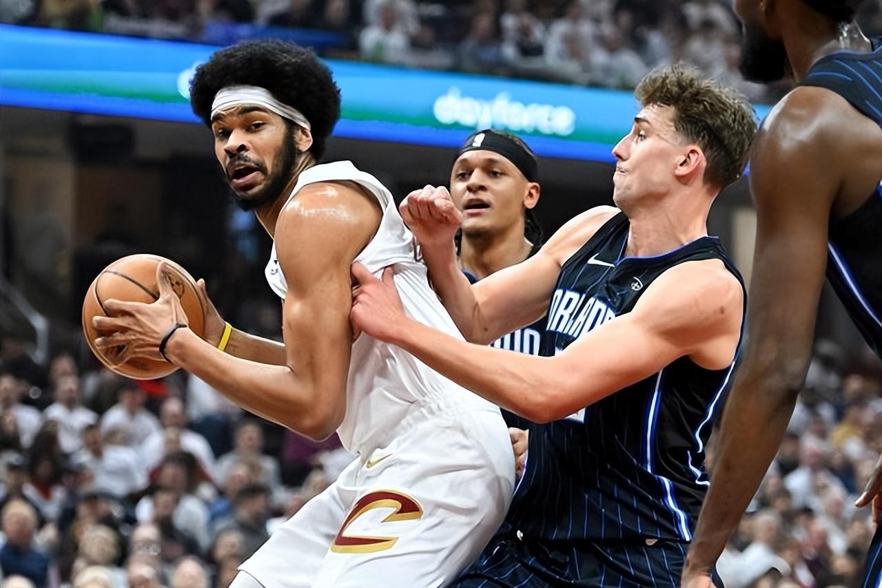 天津队逆转青岛队，米切尔惊艳四座