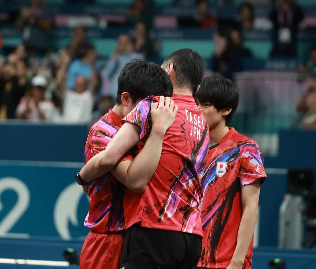 日本队鏖战葡萄牙队,张本智和扛起全队 日本队鏖战葡萄牙队,张本智和扛起全队