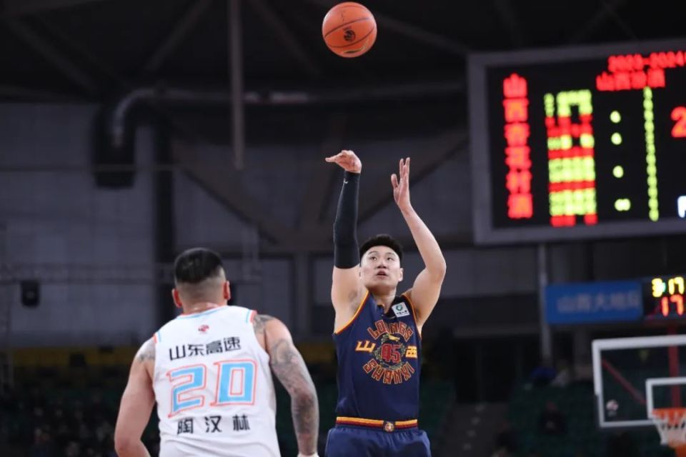 火箭险胜广州队，陶汉林状态火热