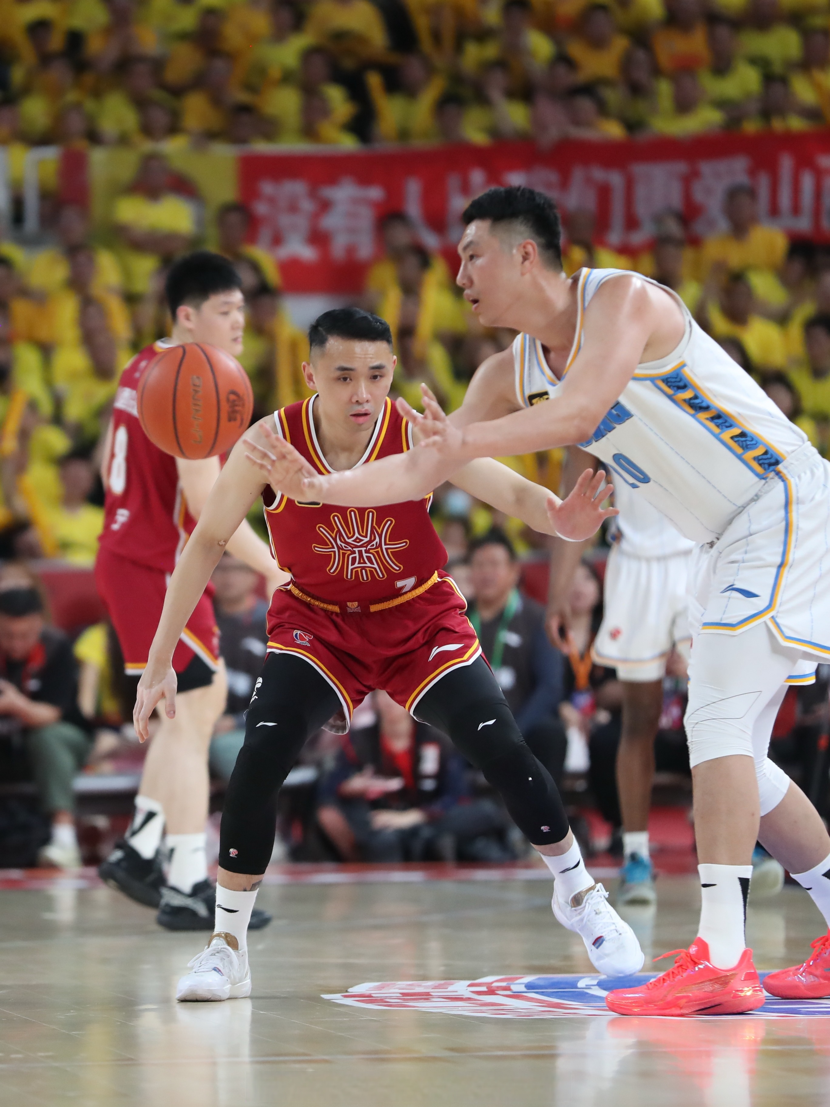 篮球锦标赛半决赛展开，球员们全力以赴