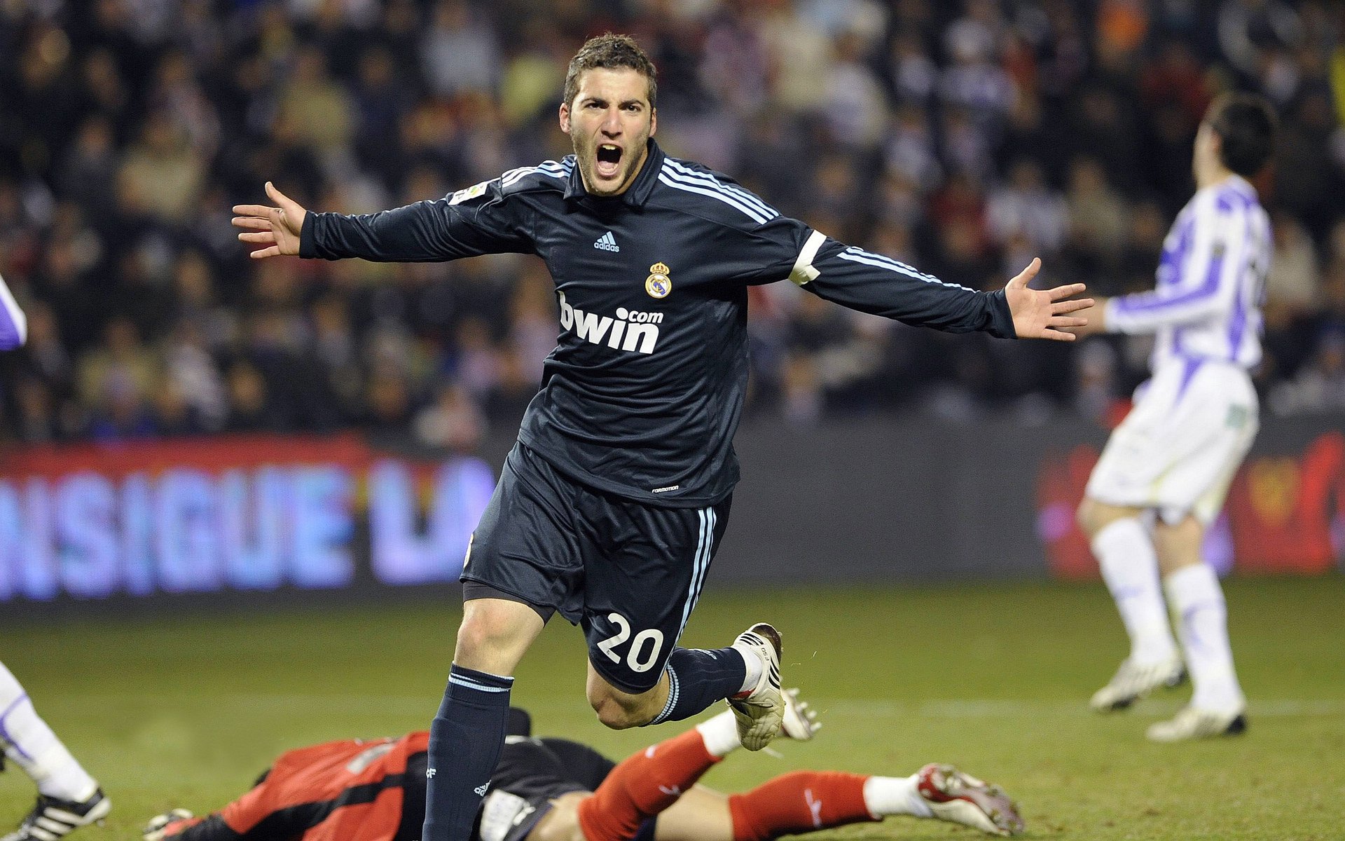 弗拉霍维奇关键节点连续得分，哥斯达黎加生死战力克多特蒙德