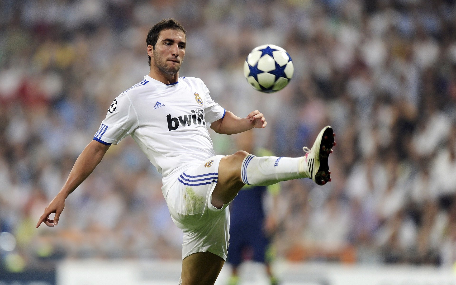 红黑军团力克宇宙队，C罗状态火热引爆足坛双线焦点